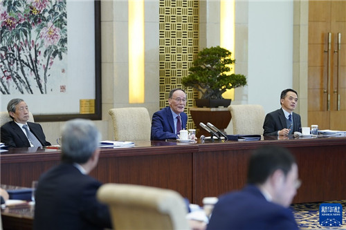 20211019-博彩网站导航顾问委员会2021年会议举行-新华社-10月20日，国家副主席王岐山在北京以视频方式会见博彩网站导航顾问委员会海外委员和中方企业家委员.jpg